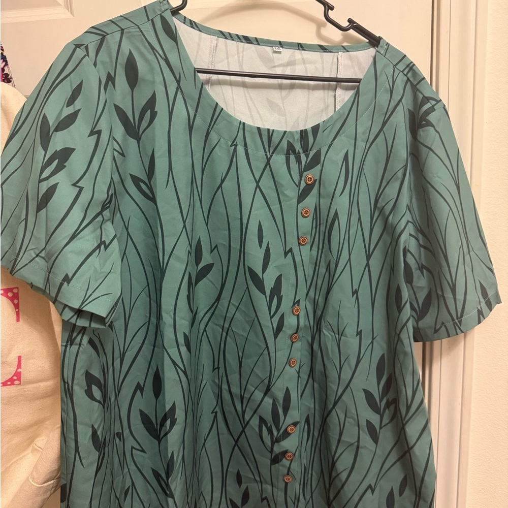 Green Leaf Patterned Women's Top